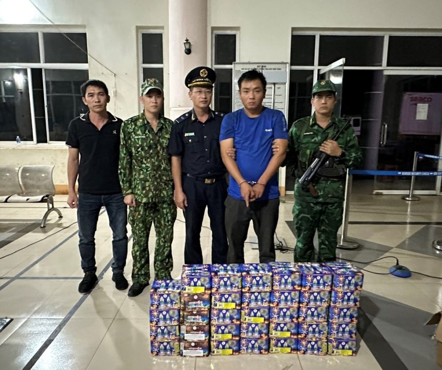 Gia Lai: Đồn Biên phòng Cửa khẩu Quốc tế Lệ Thanh bắt giữ đối tượng vận chuyển 88 kg pháo lậu