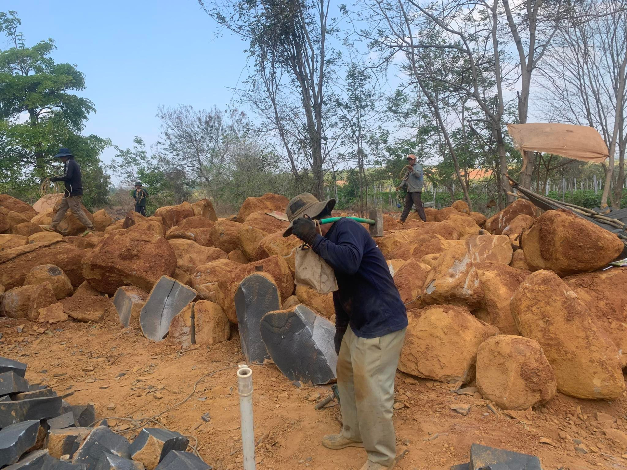 Gia Lai: Phát hiện bãi khai thác “đá lậu” quy mô lớn ở Chư Prông
