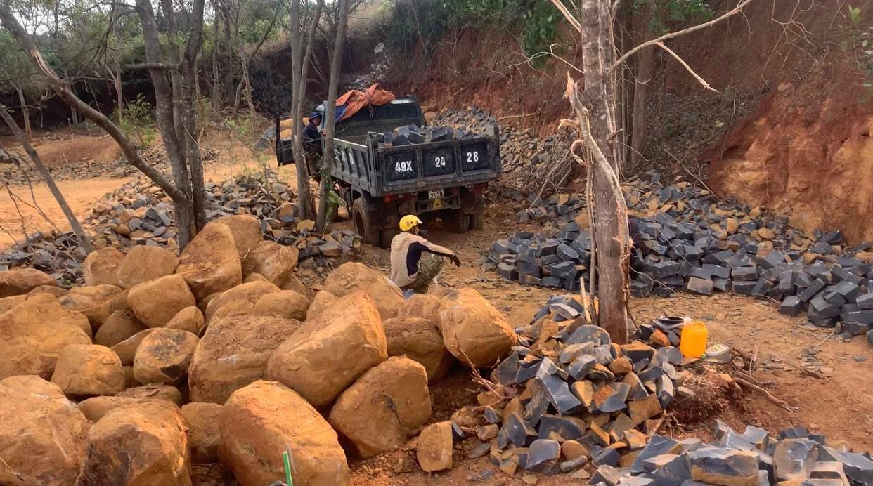 Gia Lai: Phát hiện bãi khai thác “đá lậu” quy mô lớn ở Chư Prông